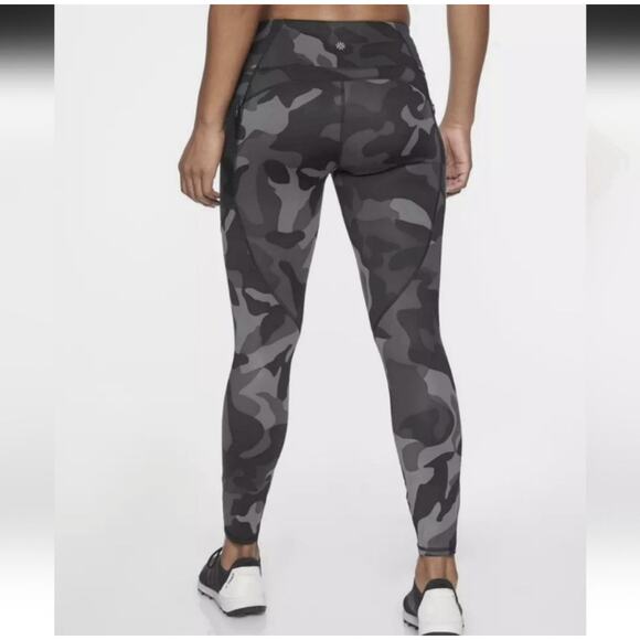 ATHLETA Camo Contender 7/8 Tight In Black / Gray Leggings Size Medium - Picture 4 of 6